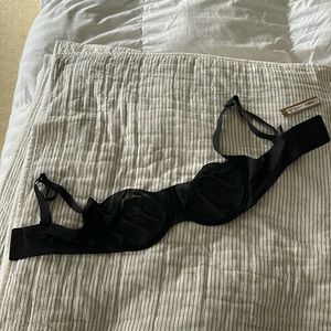 NWT Skims no show molded unlined balconette bra 34C